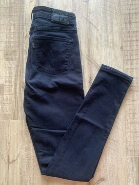 *like new* Levi’s 711 Skinny Black Full Length Jeans